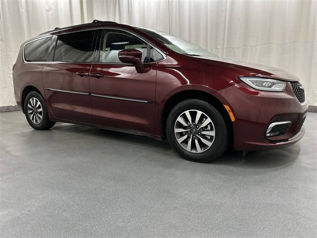 2022 Chrysler Pacifica Hybrid Touring L's photo