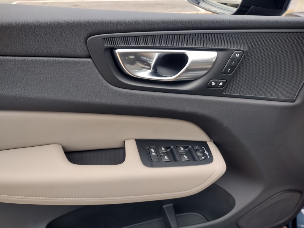 2026 VOLVO XC60 - Image 9