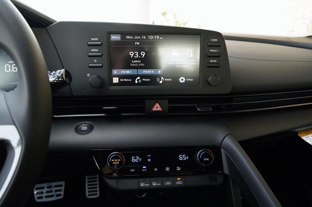 2025 Hyundai Elantra SEL Sport photo 12