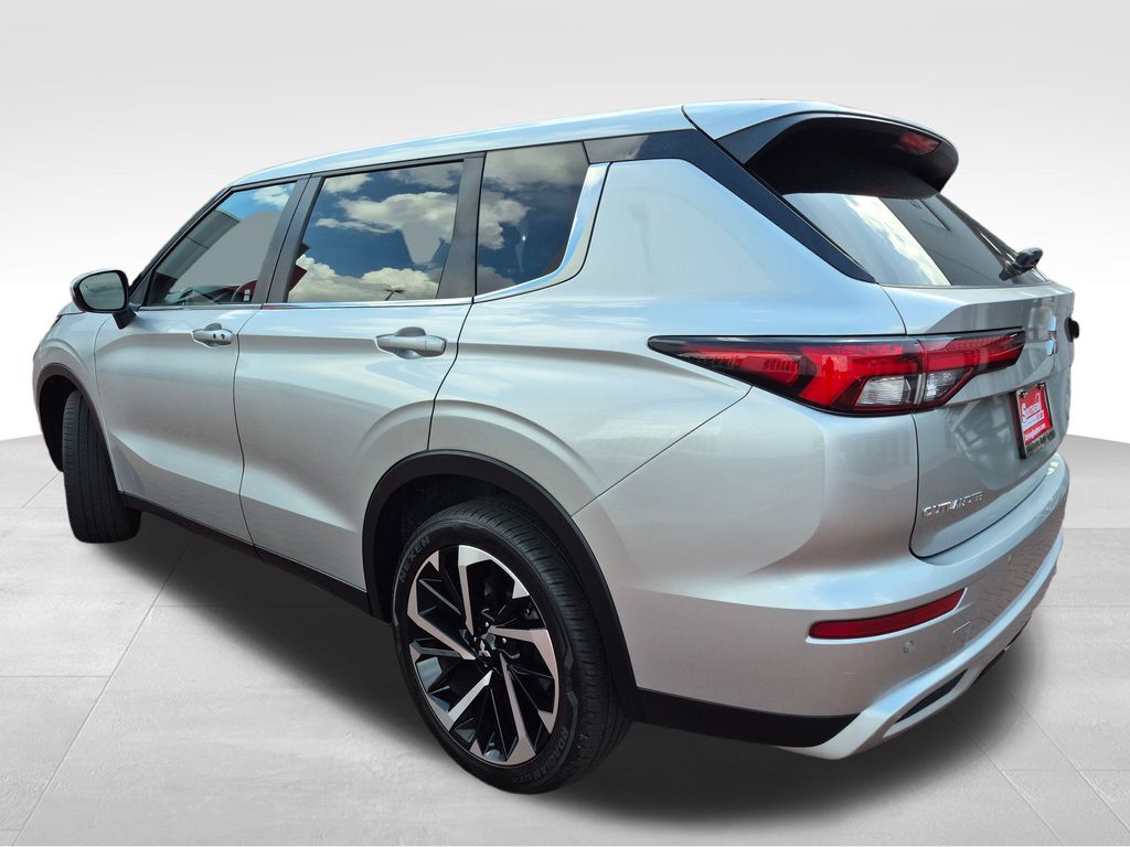 2024 Mitsubishi Outlander SE Black Edition photo 4