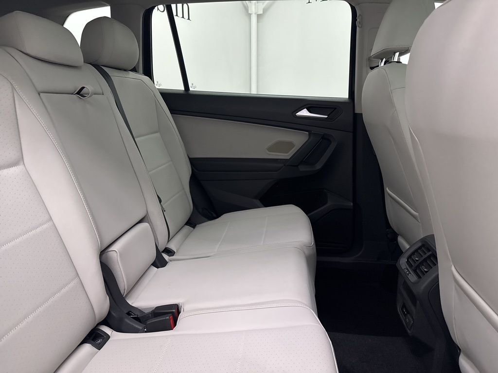 2019 Volkswagen Tiguan SEL R-Line photo 24
