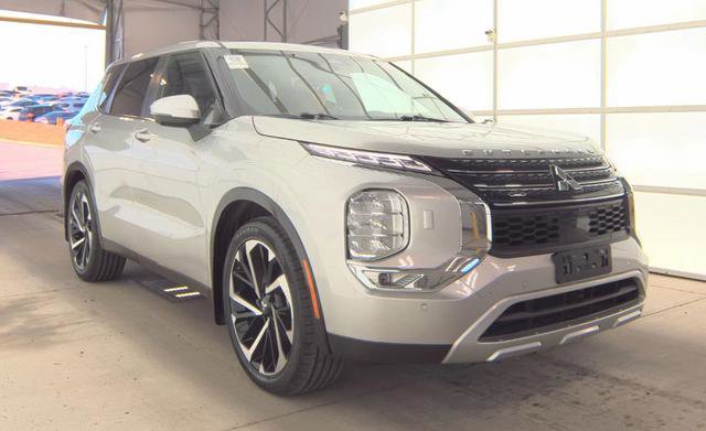 2023 Mitsubishi Outlander SE's photo