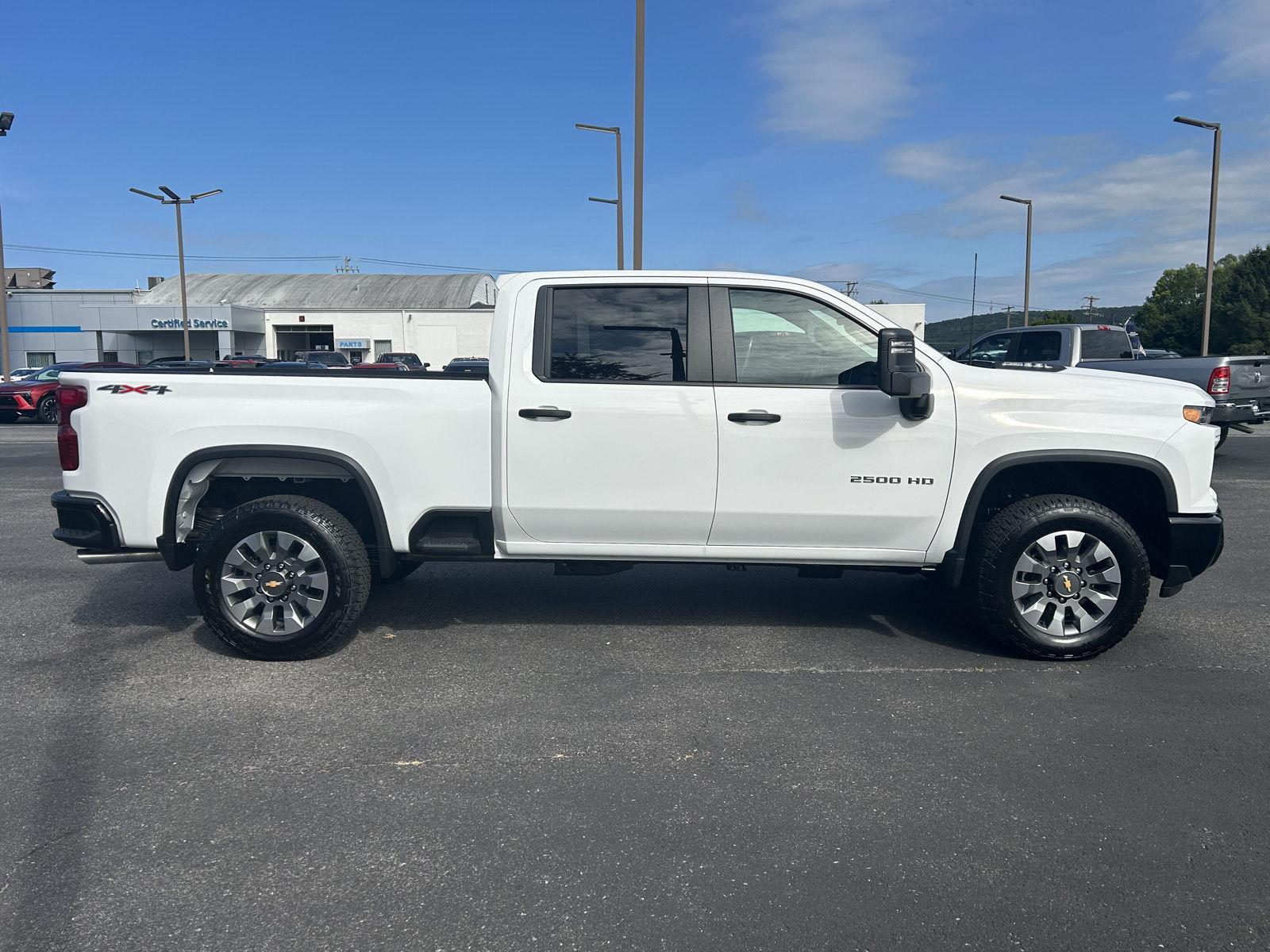 2025 Chevrolet Silverado 2500HD Custom photo 4