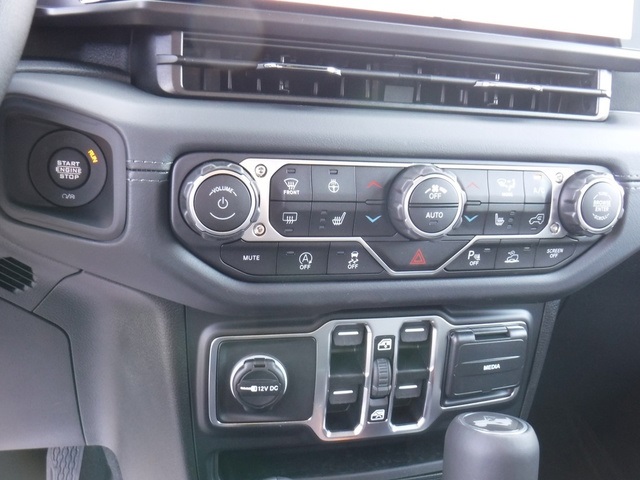 2025 Jeep Wrangler Sahara photo 20