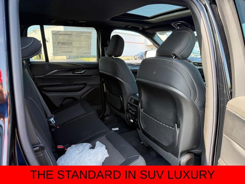 2025 Jeep Grand Cherokee Laredo X photo 4