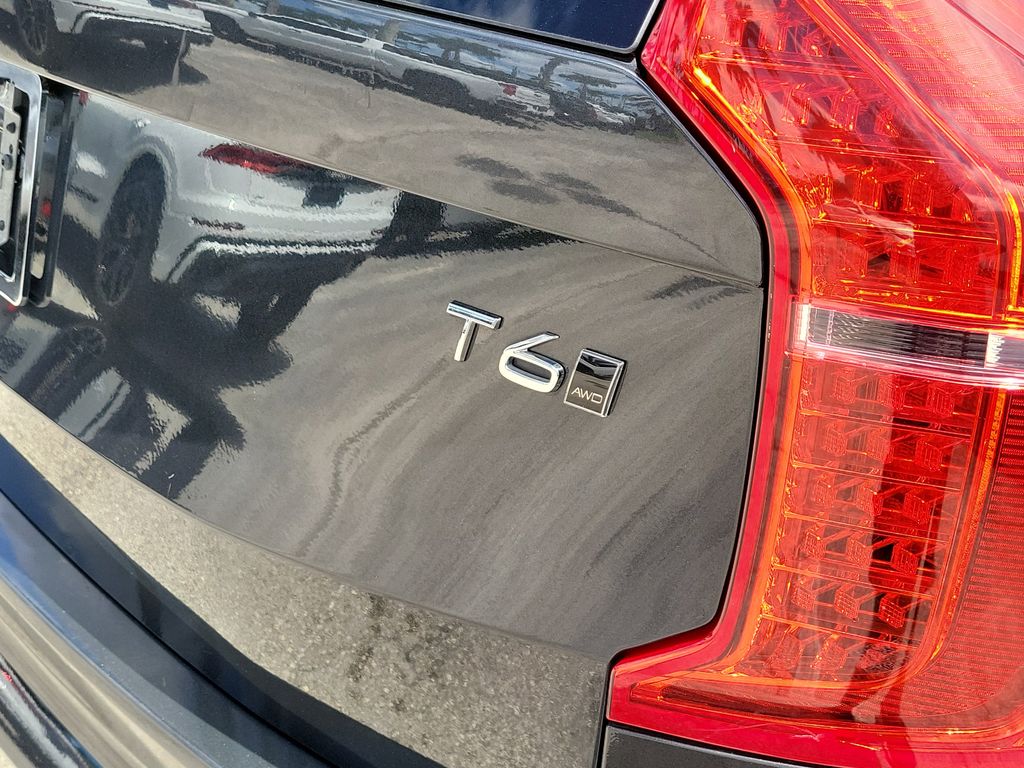 2021 Volvo XC90 T6 Momentum photo 7