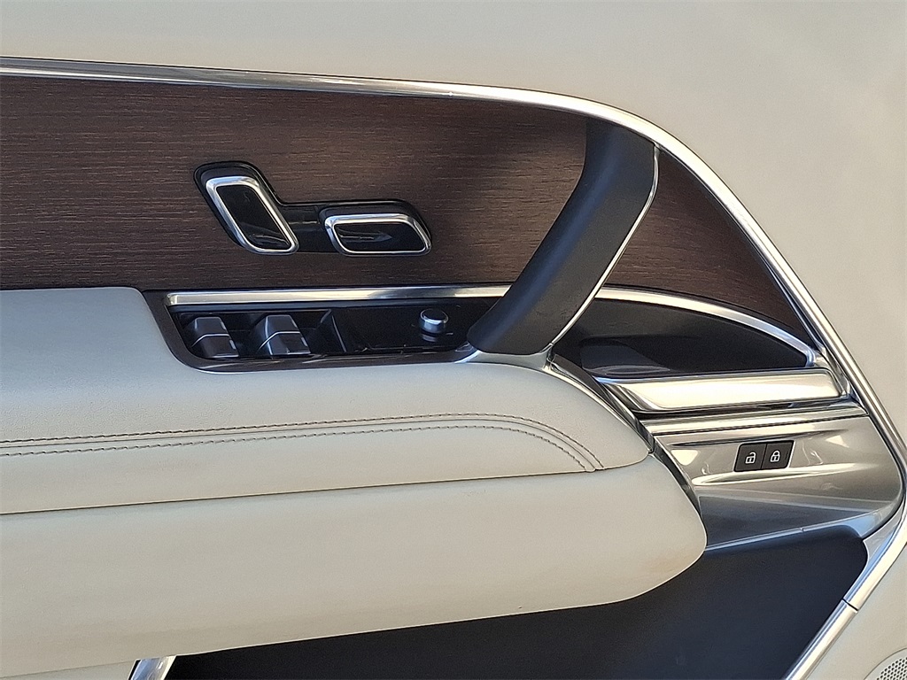 2023 Land Rover Range Rover SE photo 9