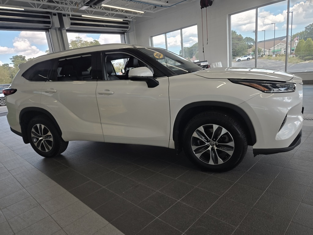 2021 Toyota Highlander XLE photo 4