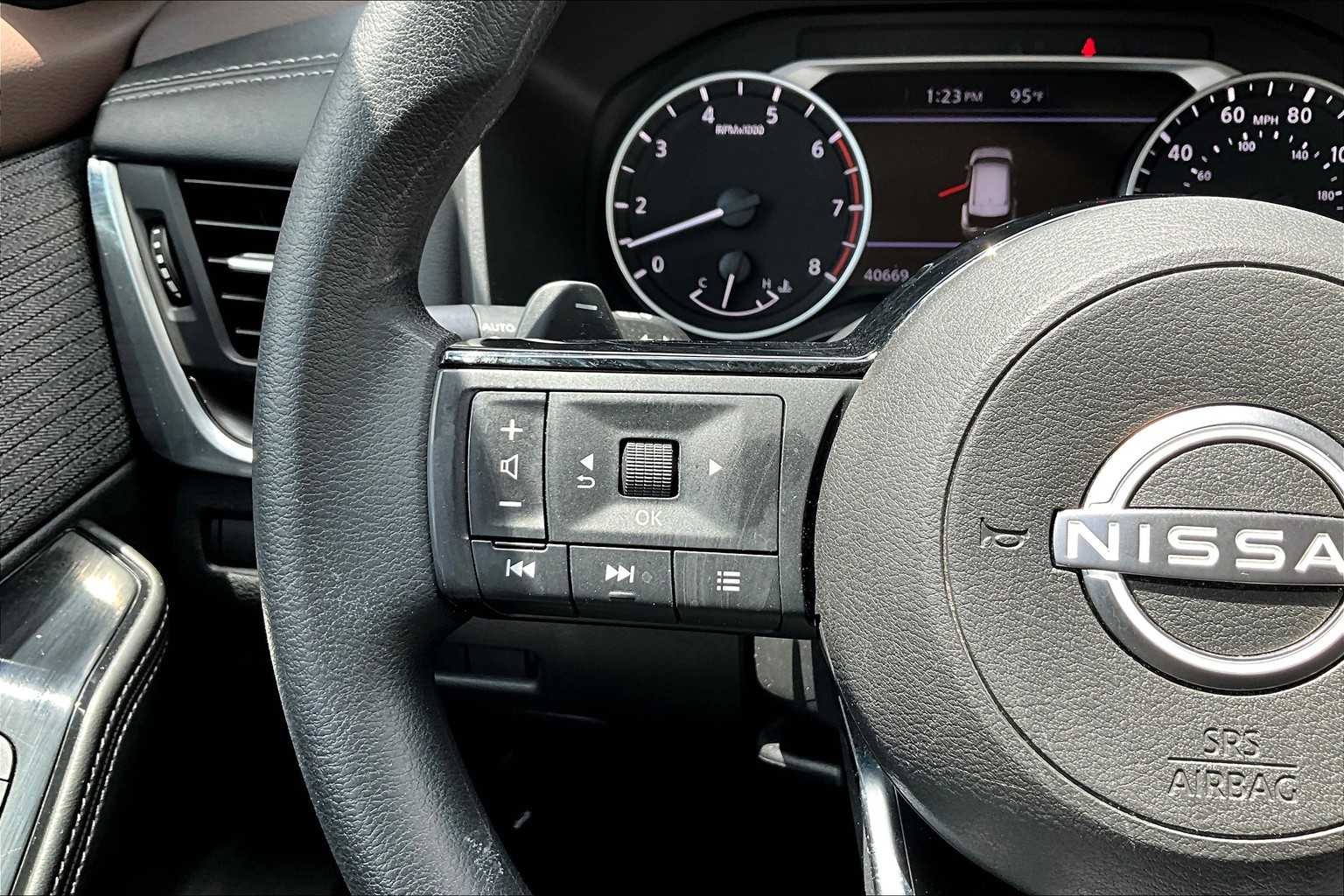 2023 Nissan Rogue SV photo 21