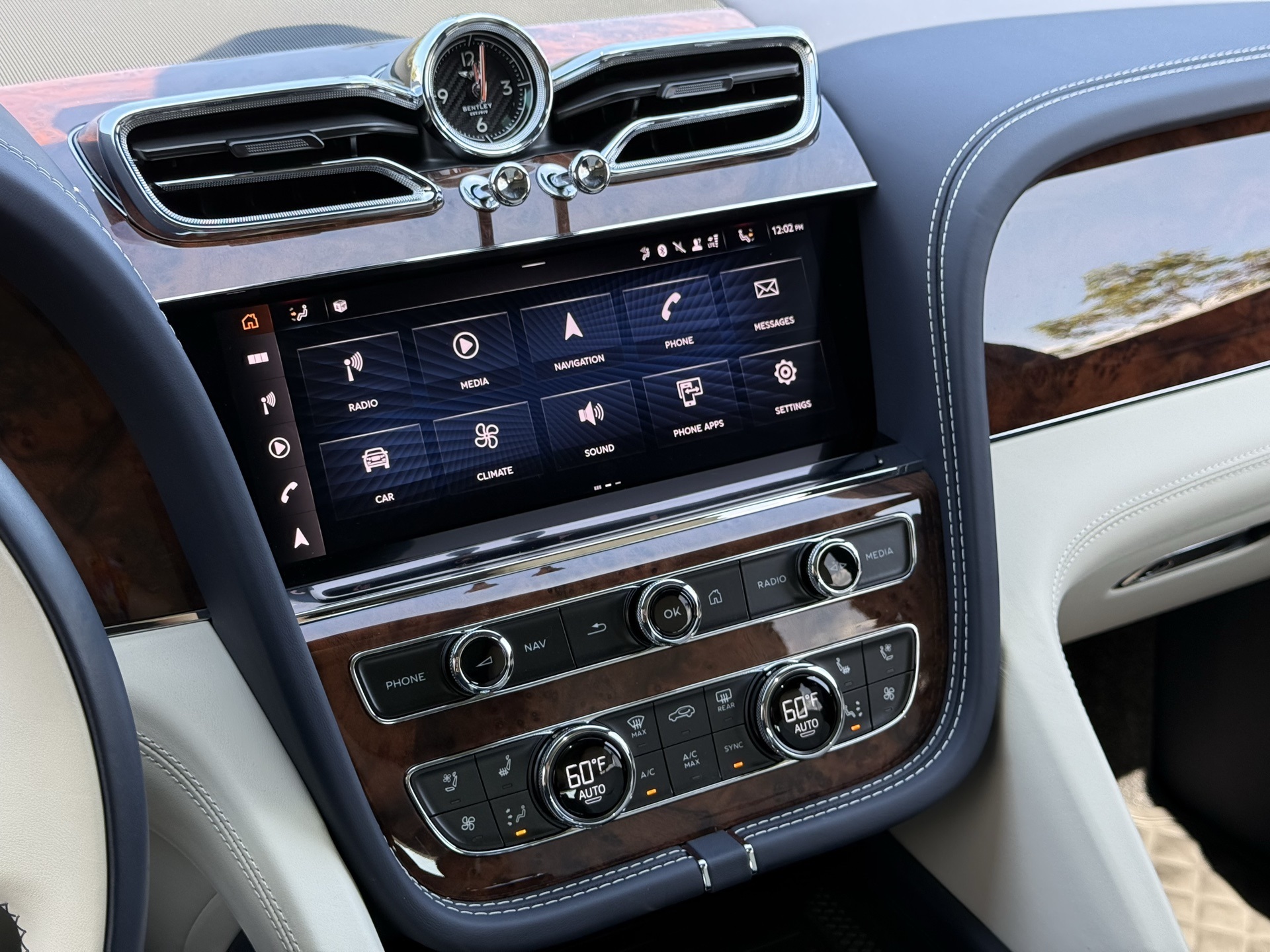 2024 Bentley Bentayga V8 photo 17