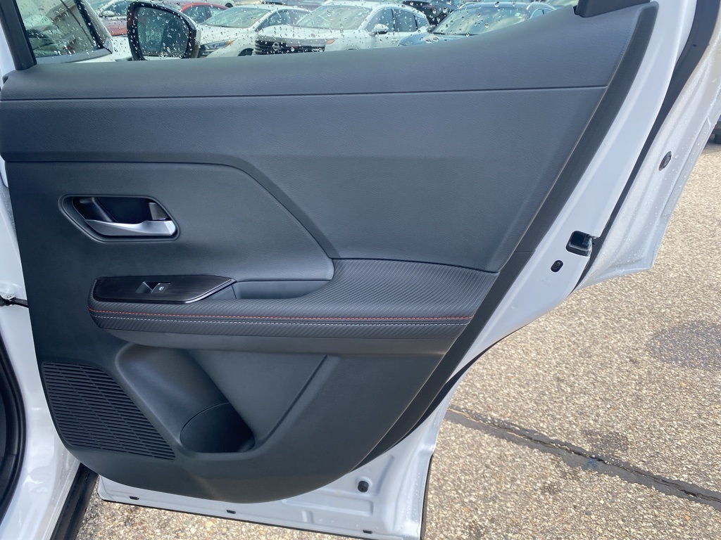 2025 Nissan Kicks SR photo 3