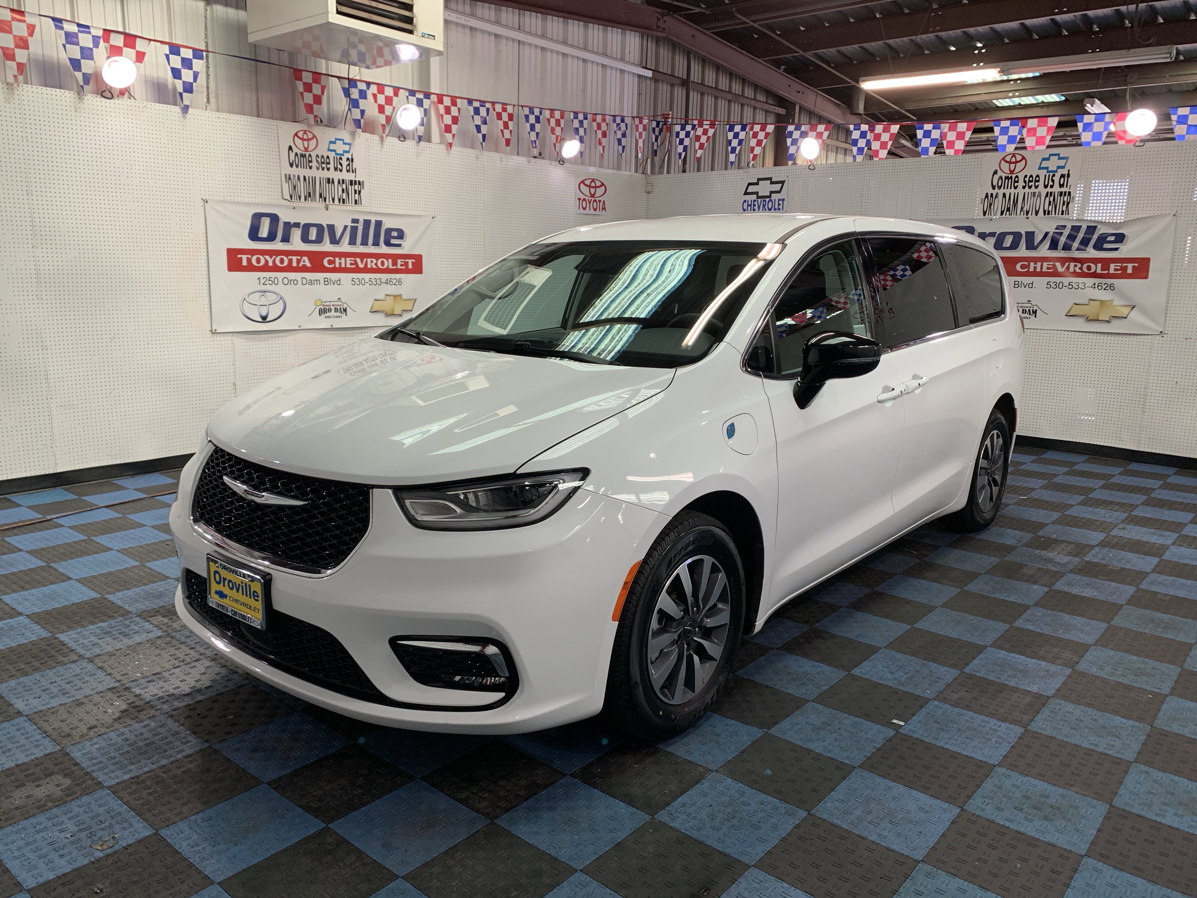 2024 Chrysler Pacifica PHEV Select's photo