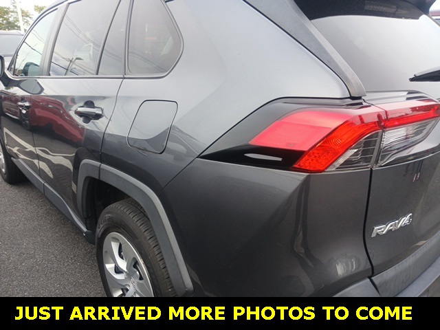 2020 Toyota RAV4 LE photo 2