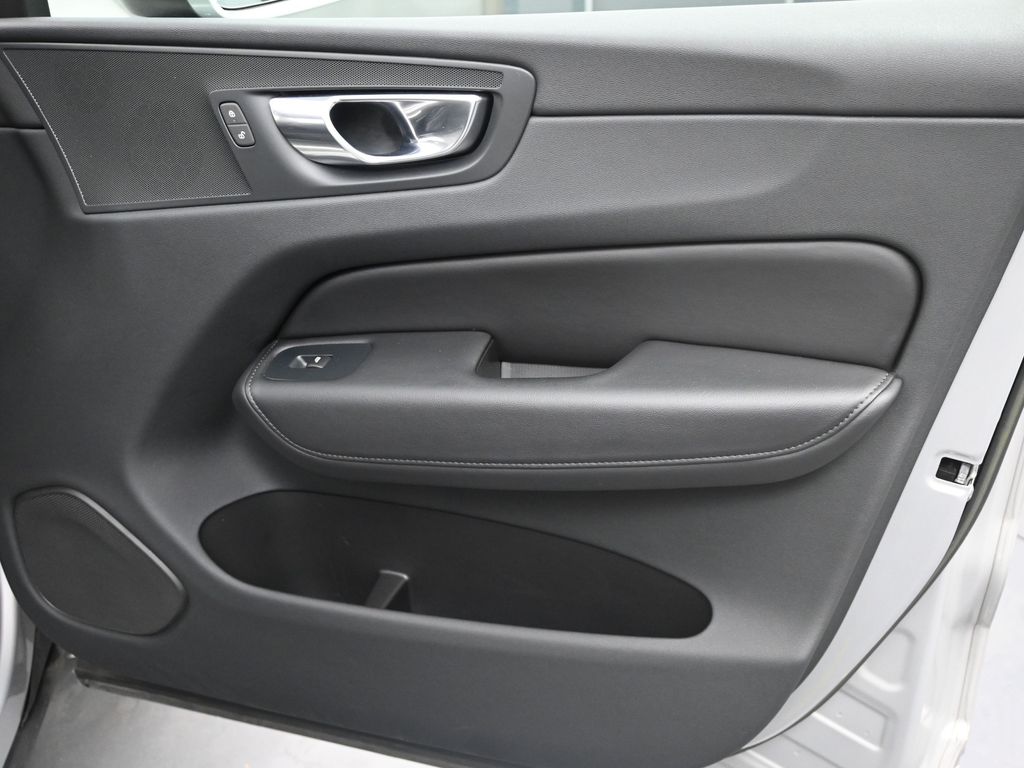 2023 Volvo XC60 B5 Plus photo 19