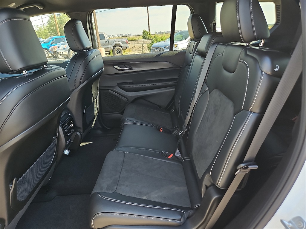 2025 Jeep Grand Cherokee Altitude photo 10
