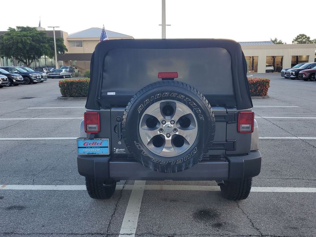 2018 Jeep Wrangler Sahara photo 12