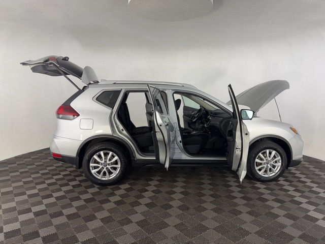 2018 Nissan Rogue SV photo 12
