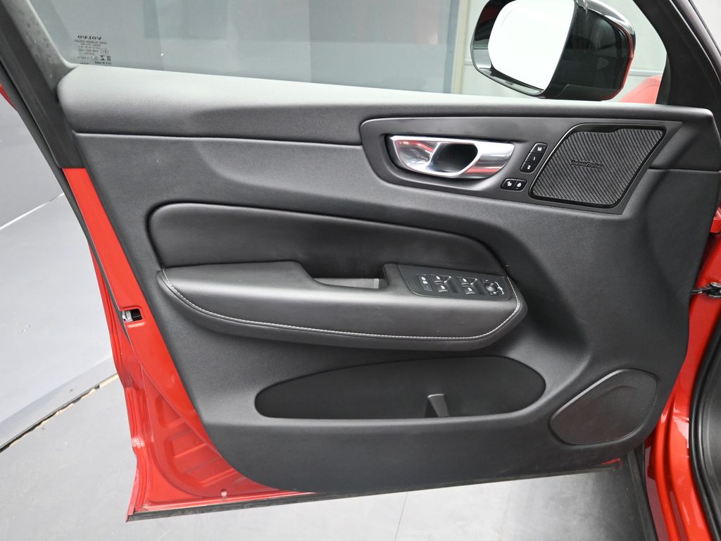 2023 Volvo XC60 T8 Ultimate photo 11
