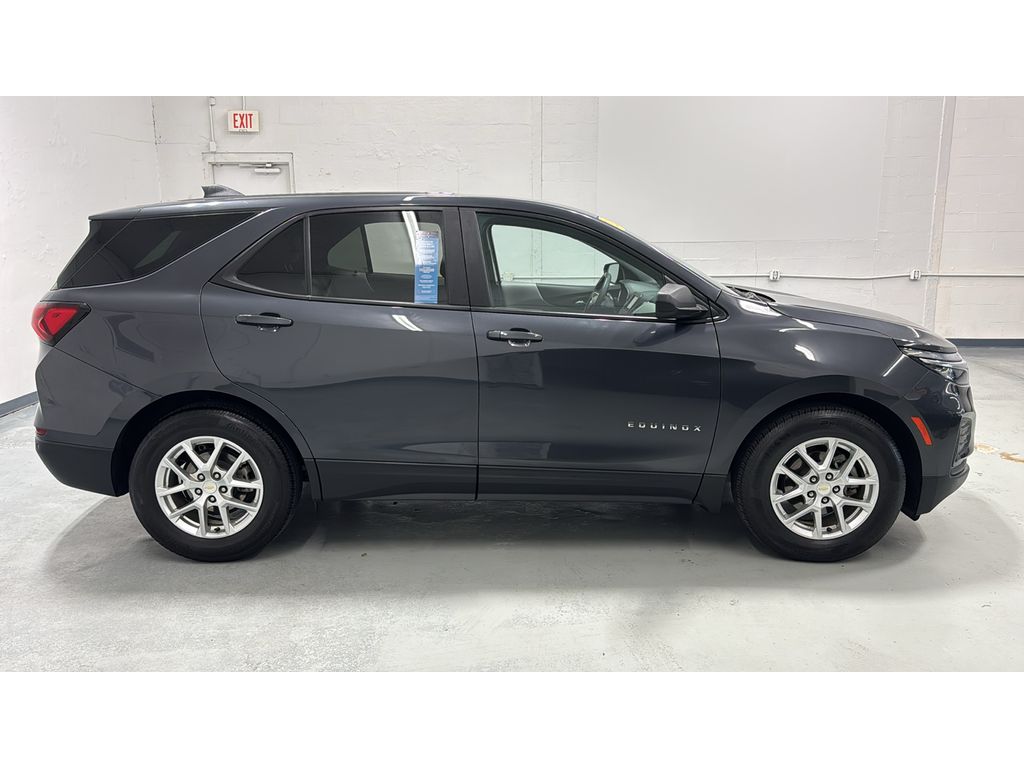 2022 Chevrolet Equinox LS photo 2