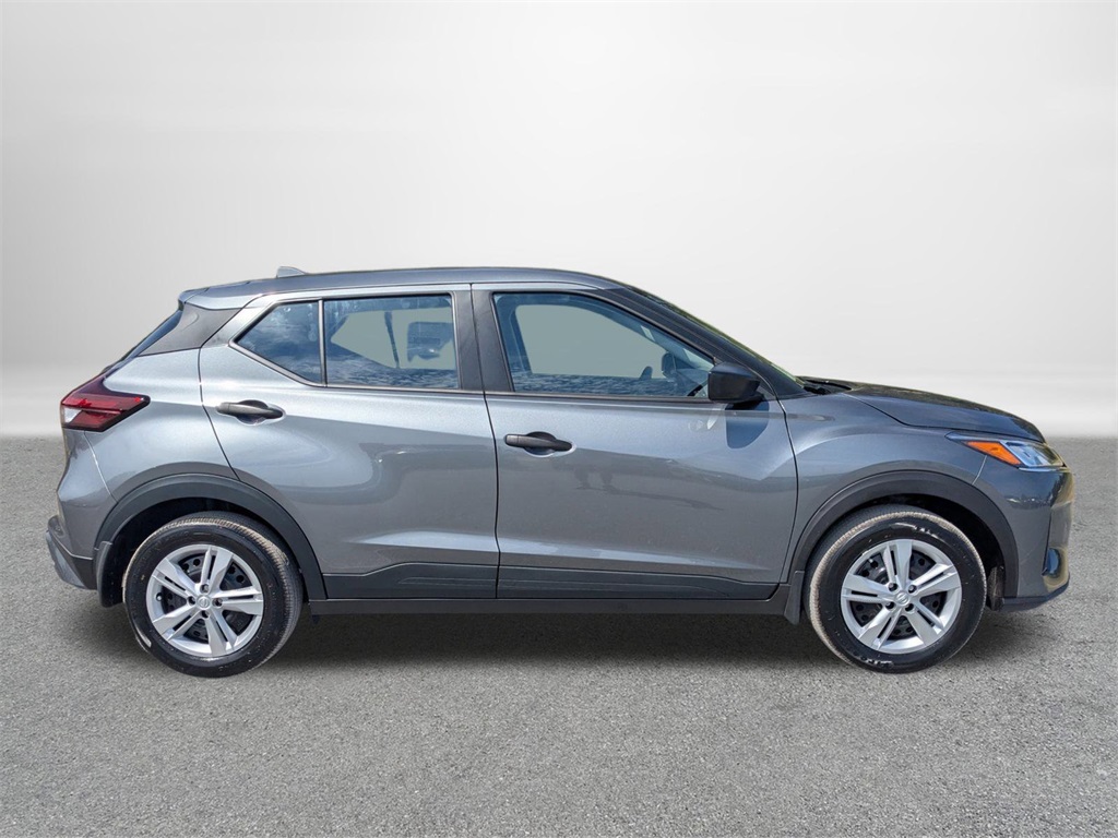 2025 Nissan Kicks Play S photo 2