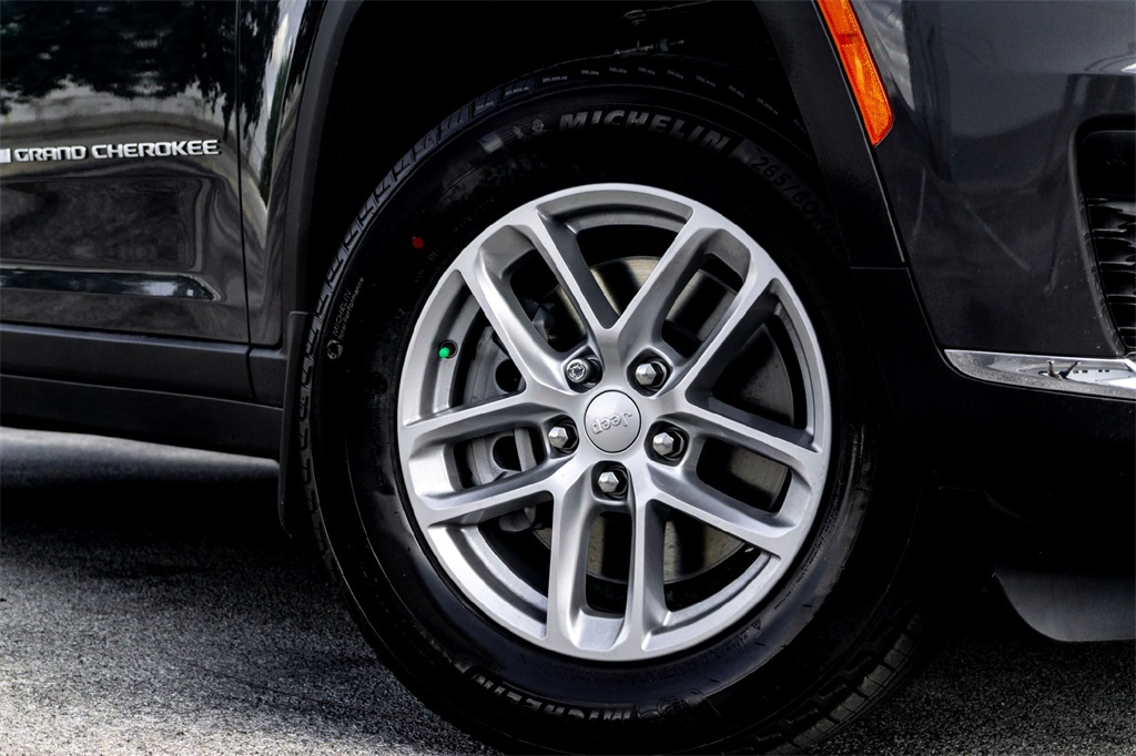 2025 Jeep Grand Cherokee Laredo X photo 2