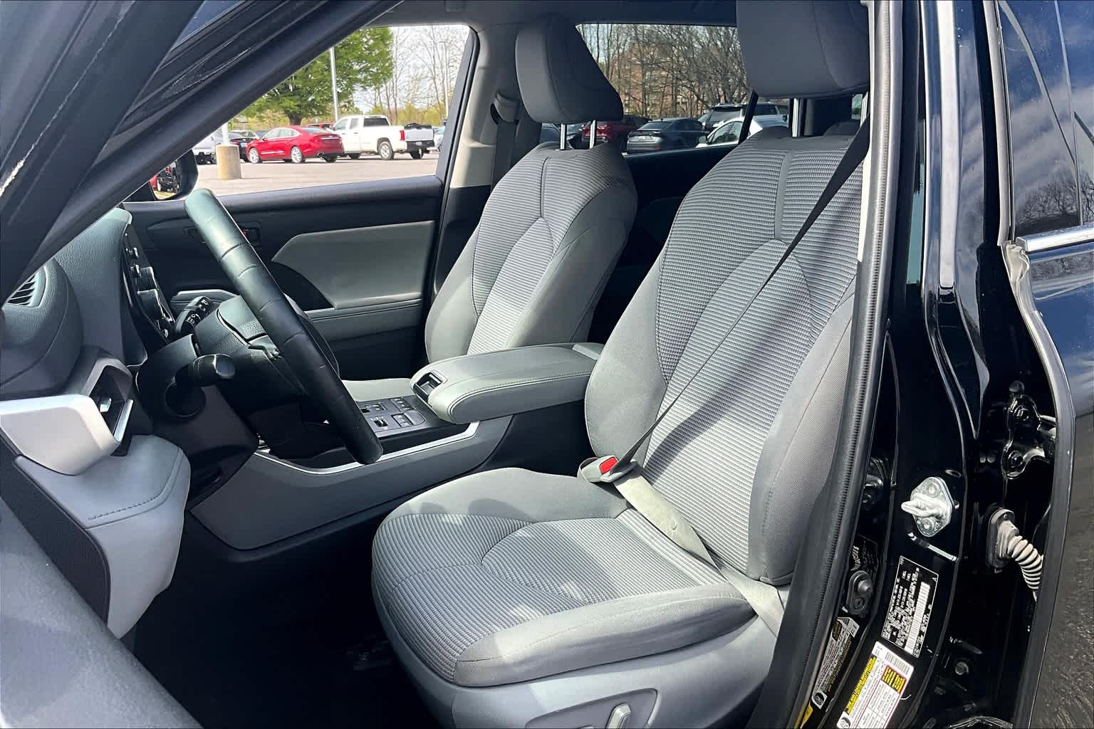 2022 Toyota Highlander LE photo 4