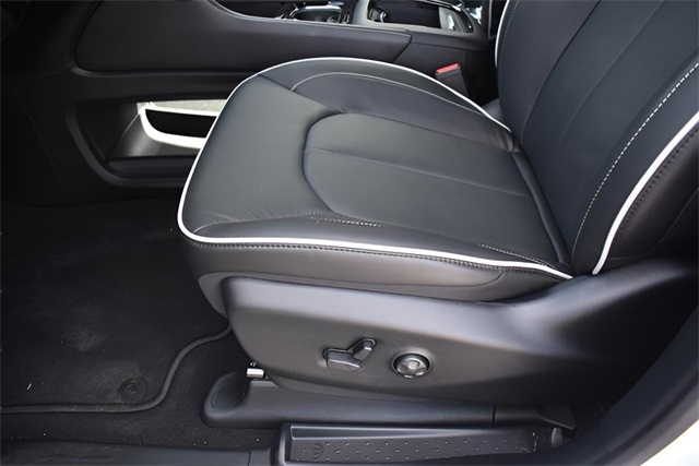 2025 Chrysler Pacifica Limited photo 10