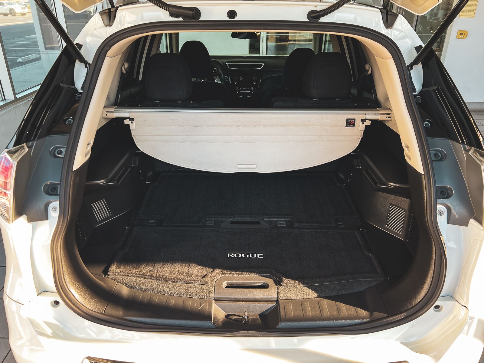 2016 Nissan Rogue SV photo 24