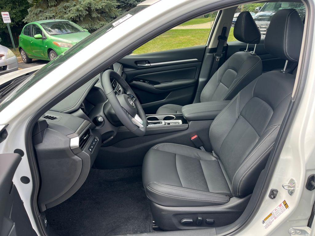 2025 Nissan Altima SL photo 13