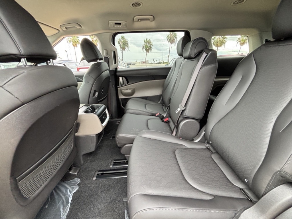 2026 Kia Carnival LXS photo 14