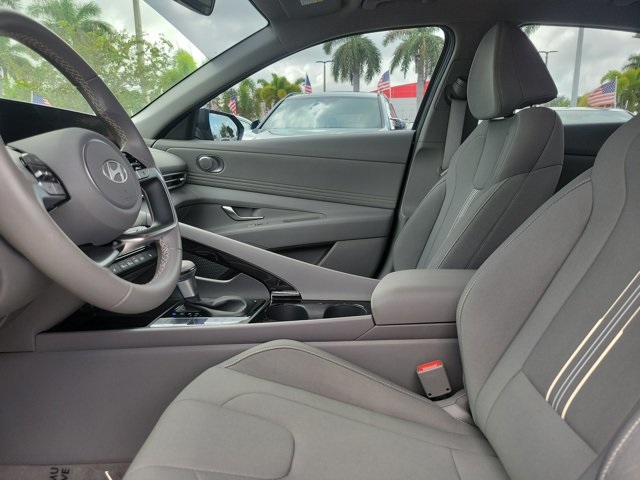 2025 Hyundai Elantra SEL Convenience photo 16