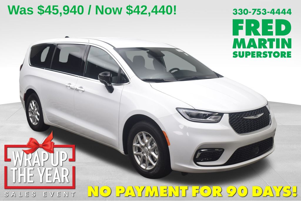 2026 Chrysler Pacifica Select's photo