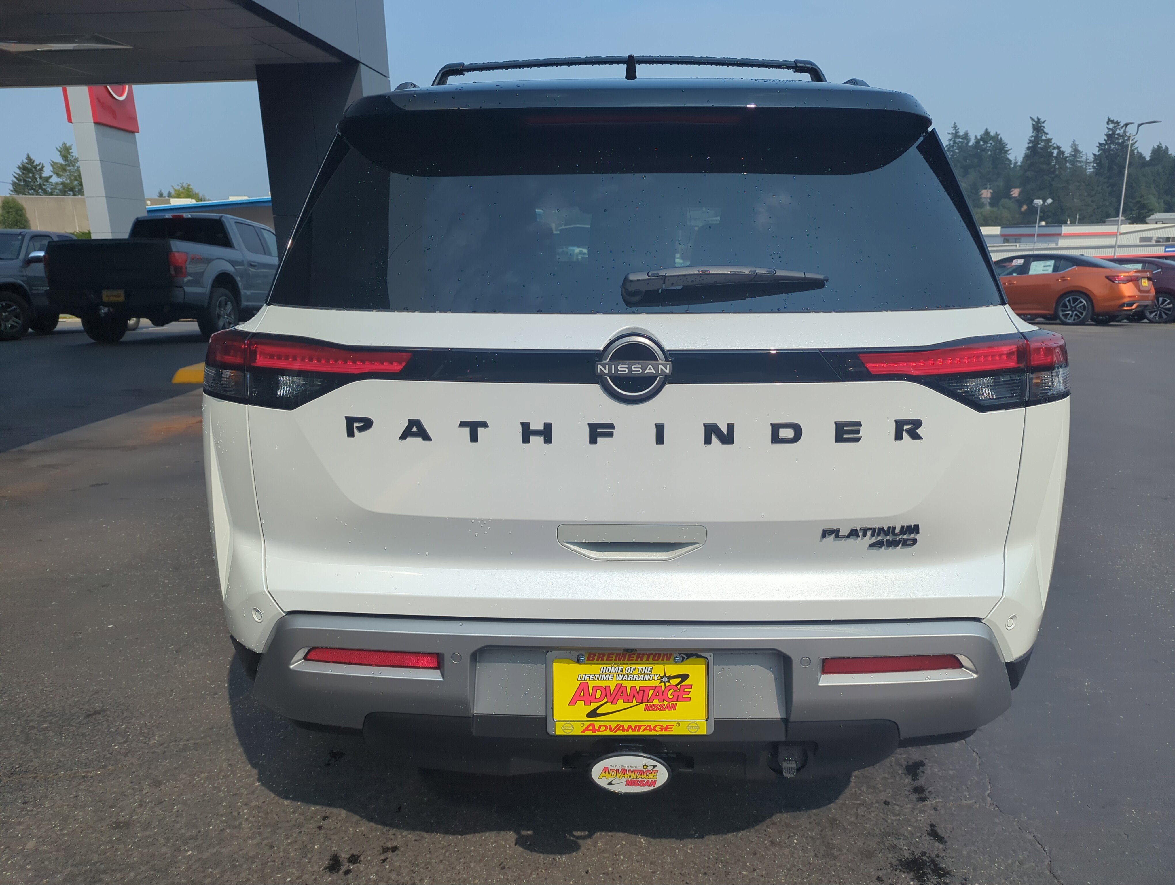 2025 Nissan Pathfinder Platinum photo 2