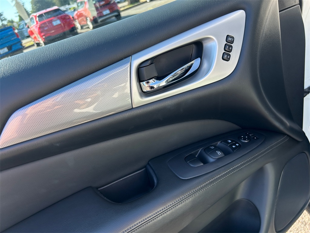 2019 Nissan Pathfinder SL photo 10