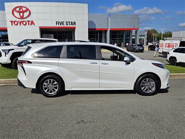 2024 Toyota Sienna XLE photo 15