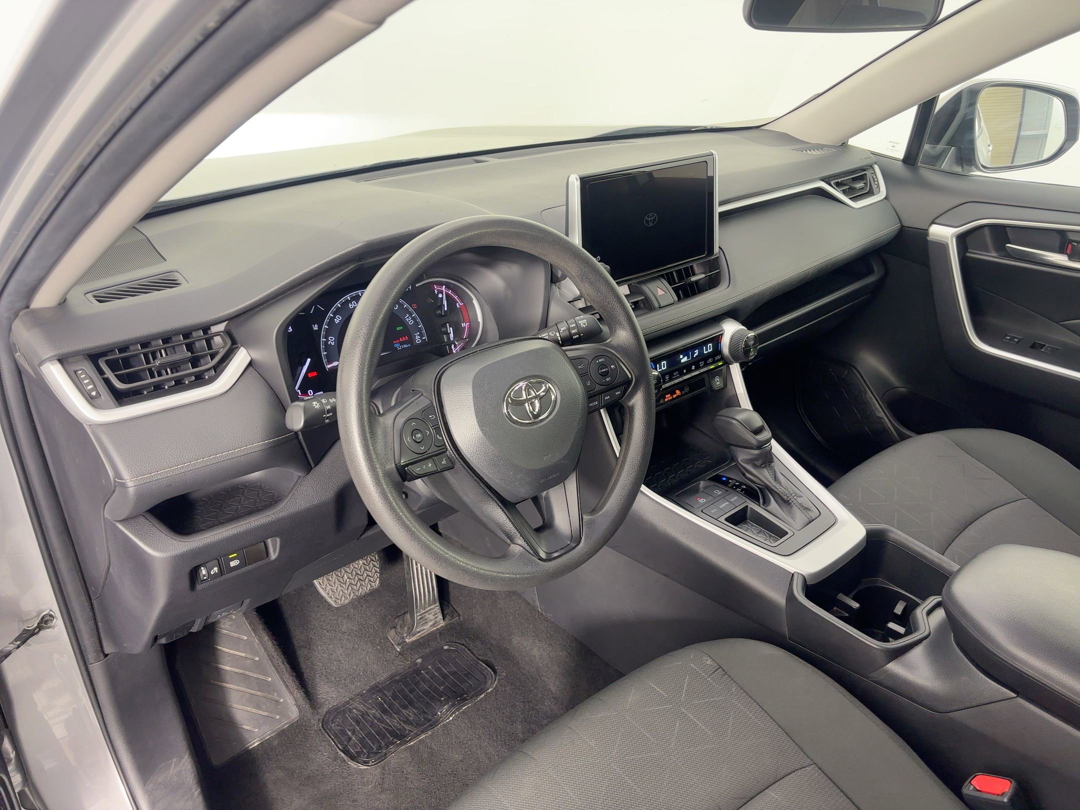 2024 Toyota RAV4 XLE photo 4