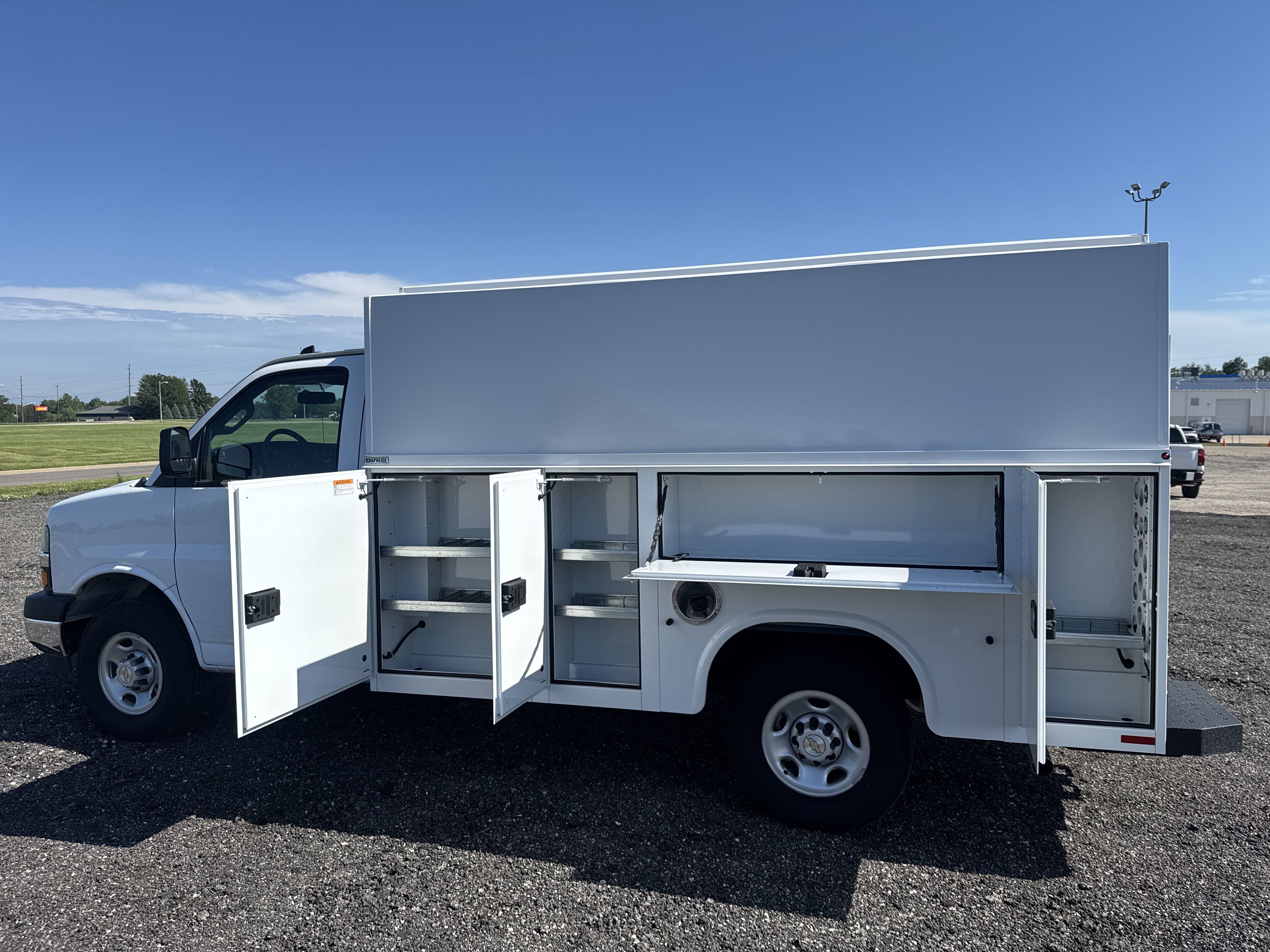 2024 Chevrolet Express Cutaway 3500 photo 2
