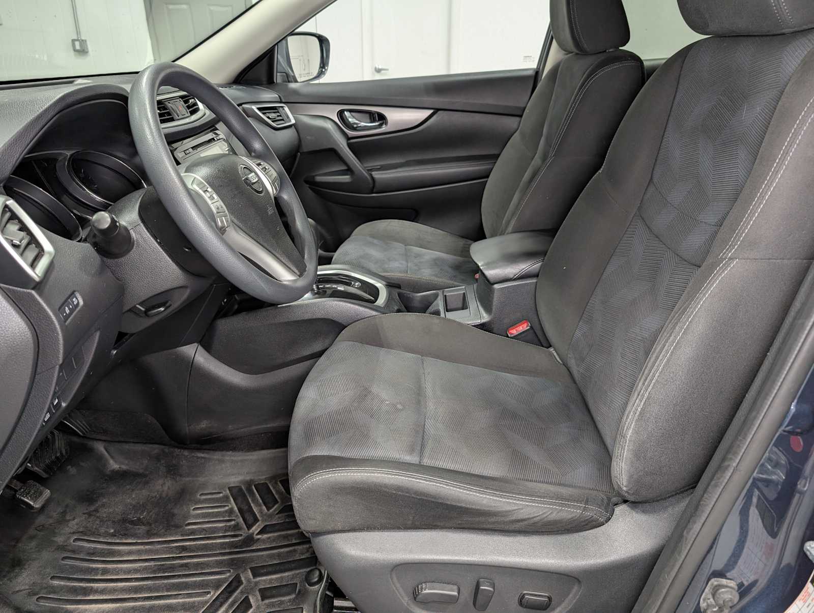 2015 Nissan Rogue SV photo 4