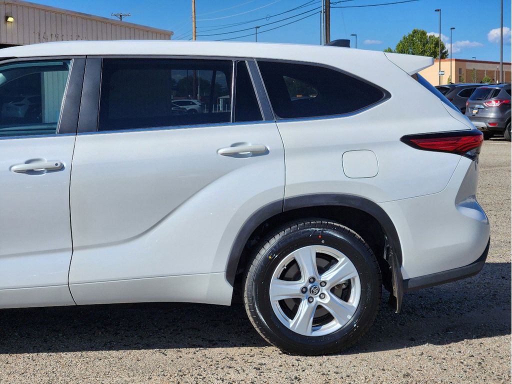2023 Toyota Highlander L photo 3