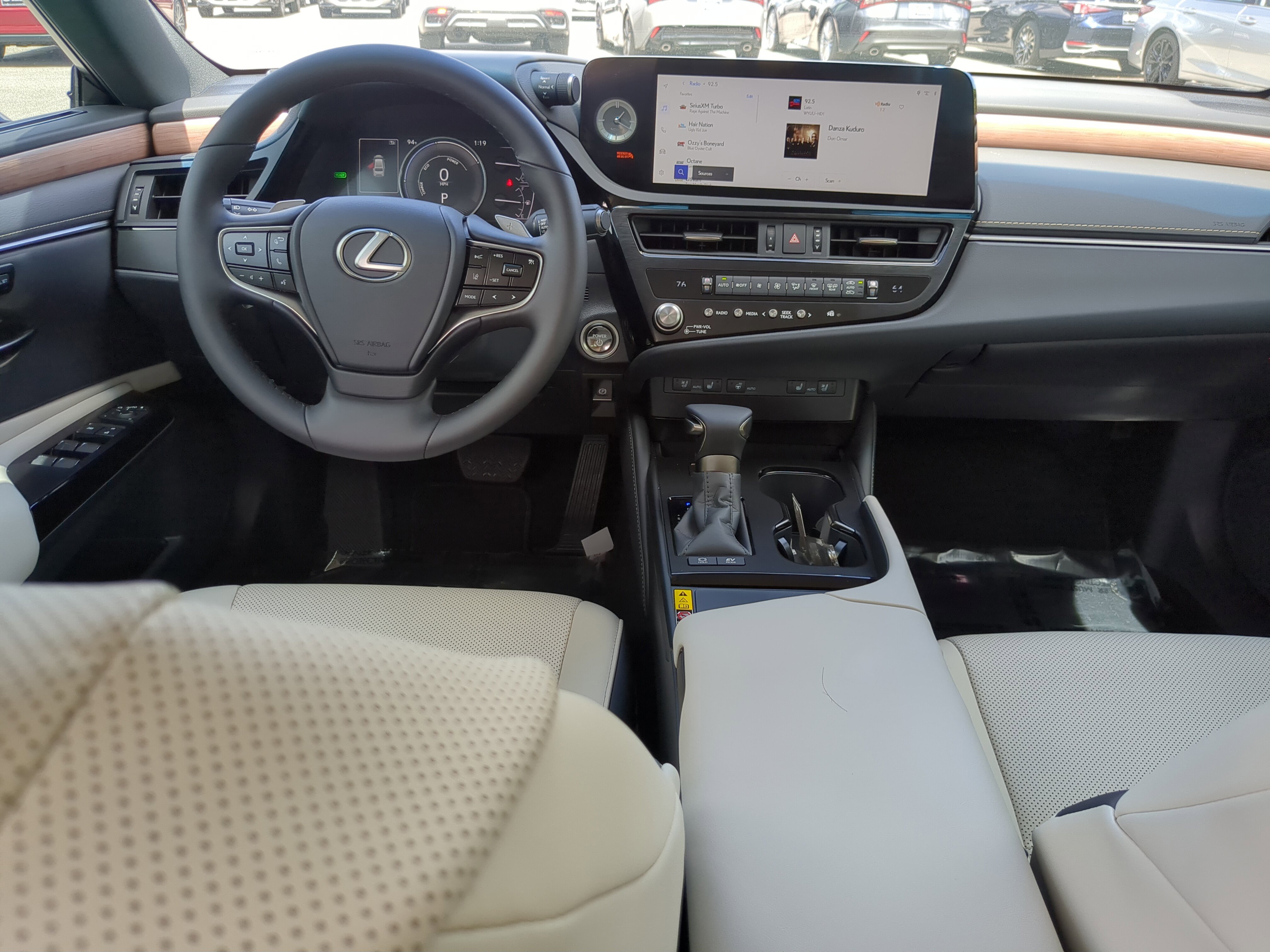 2025 Lexus ES 300h photo 12