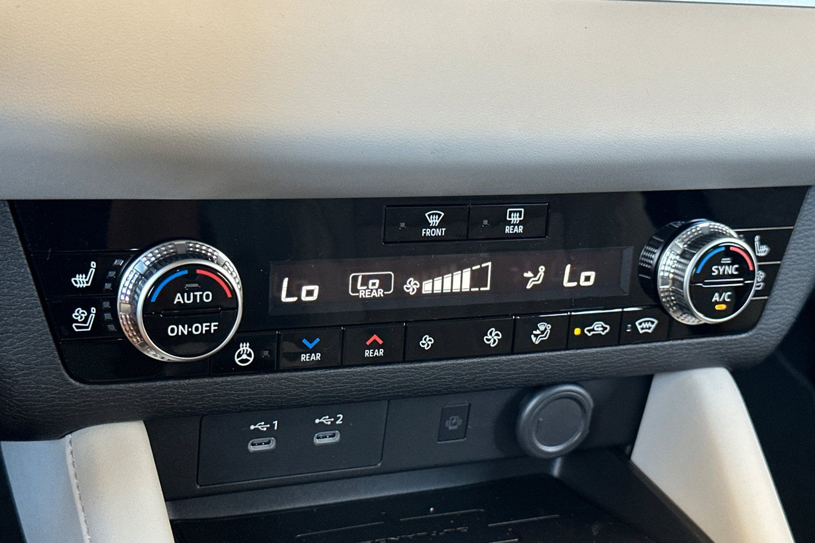 2025 Mitsubishi Outlander SEL photo 18