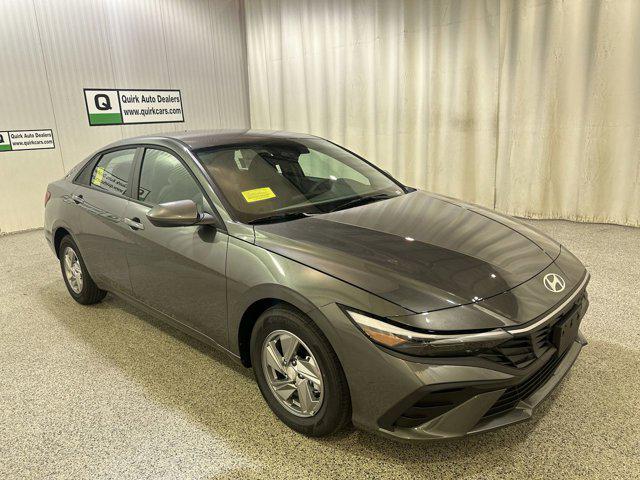2025 Hyundai Elantra SE photo 2