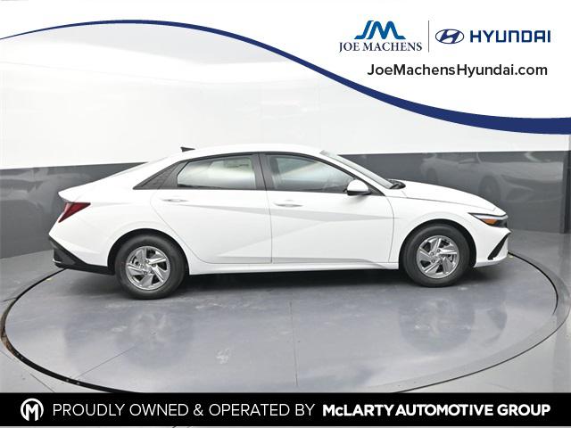 2025 Hyundai Elantra SE's photo