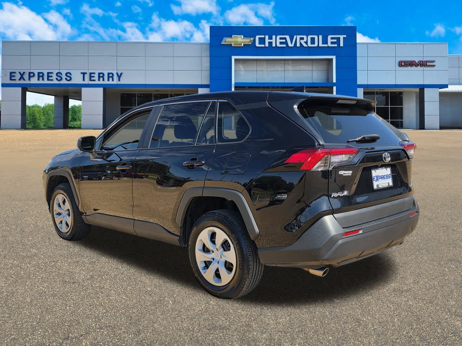 2024 Toyota RAV4 LE photo 4