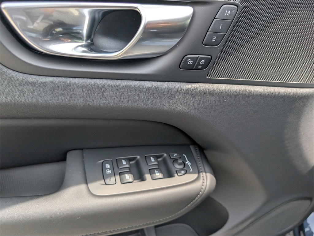 2025 Volvo XC60 T8 Plus photo 13