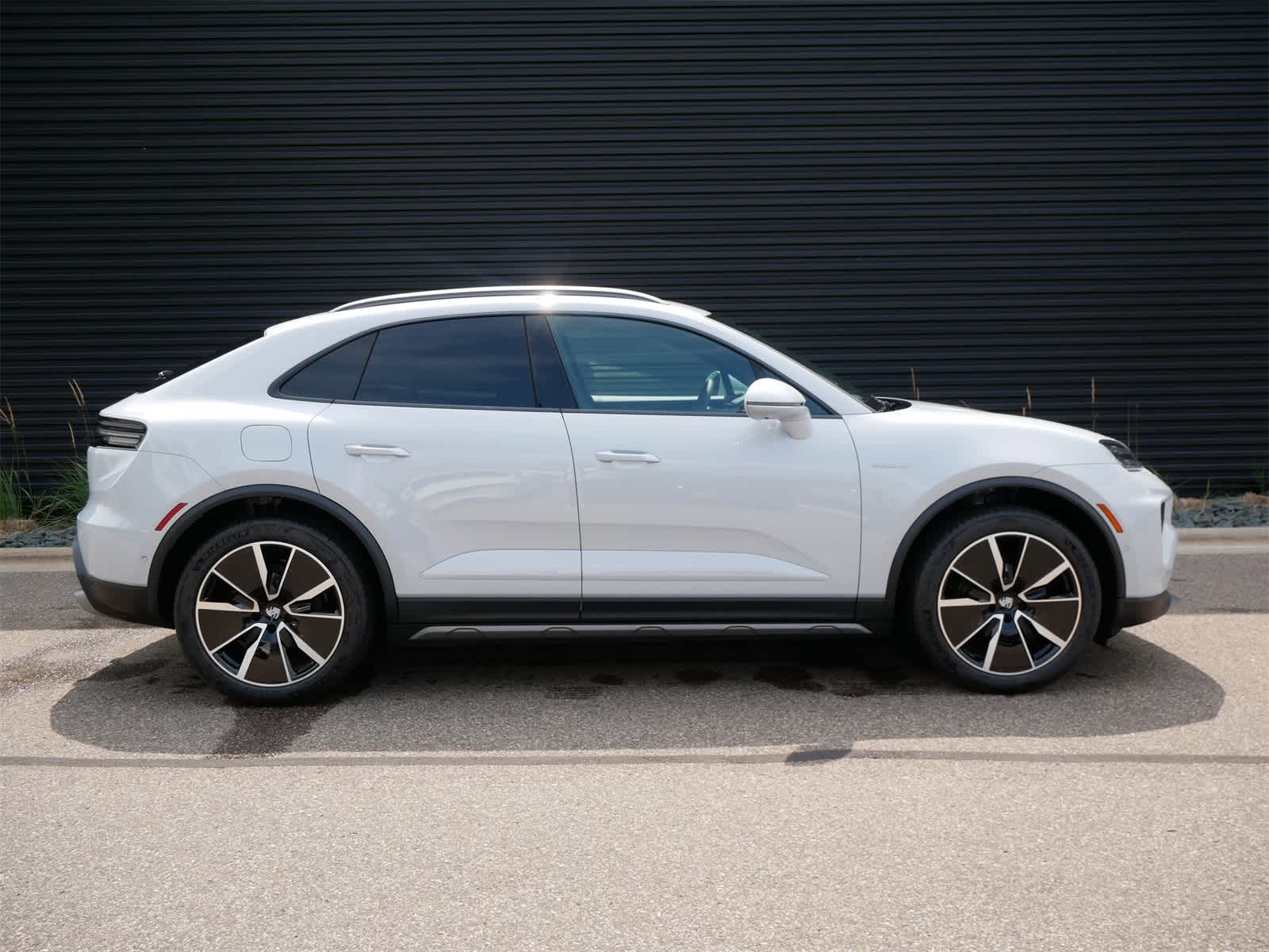 2025 Porsche Macan Electric 4 photo 25