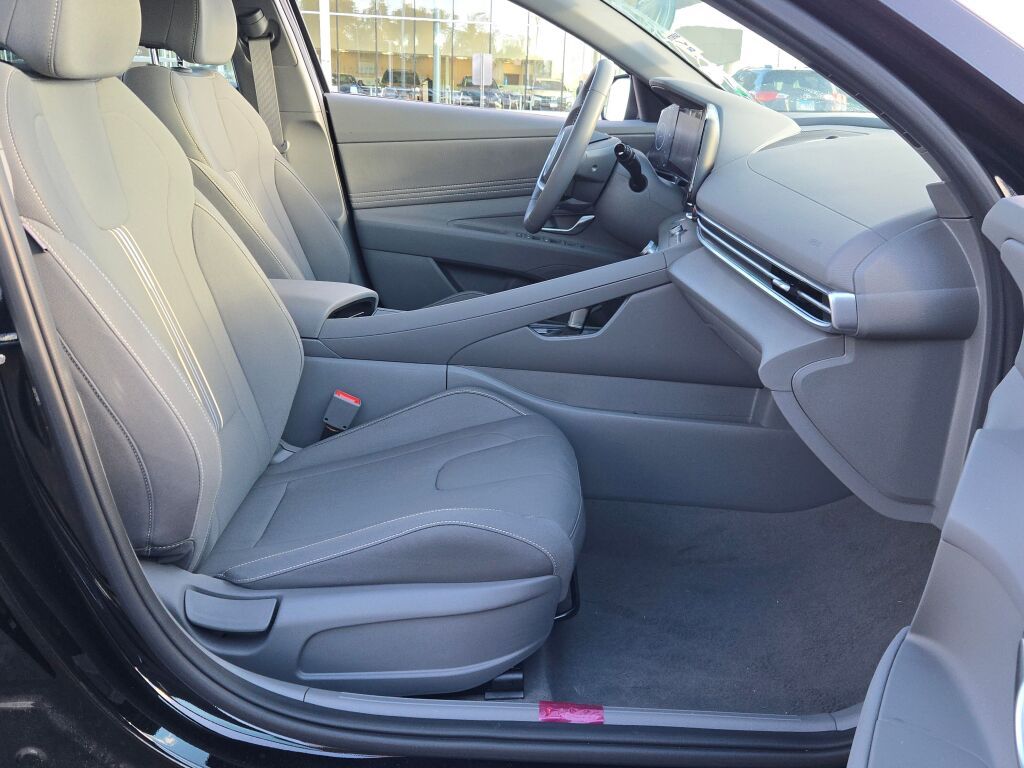 2025 Hyundai Elantra SEL Convenience photo 4