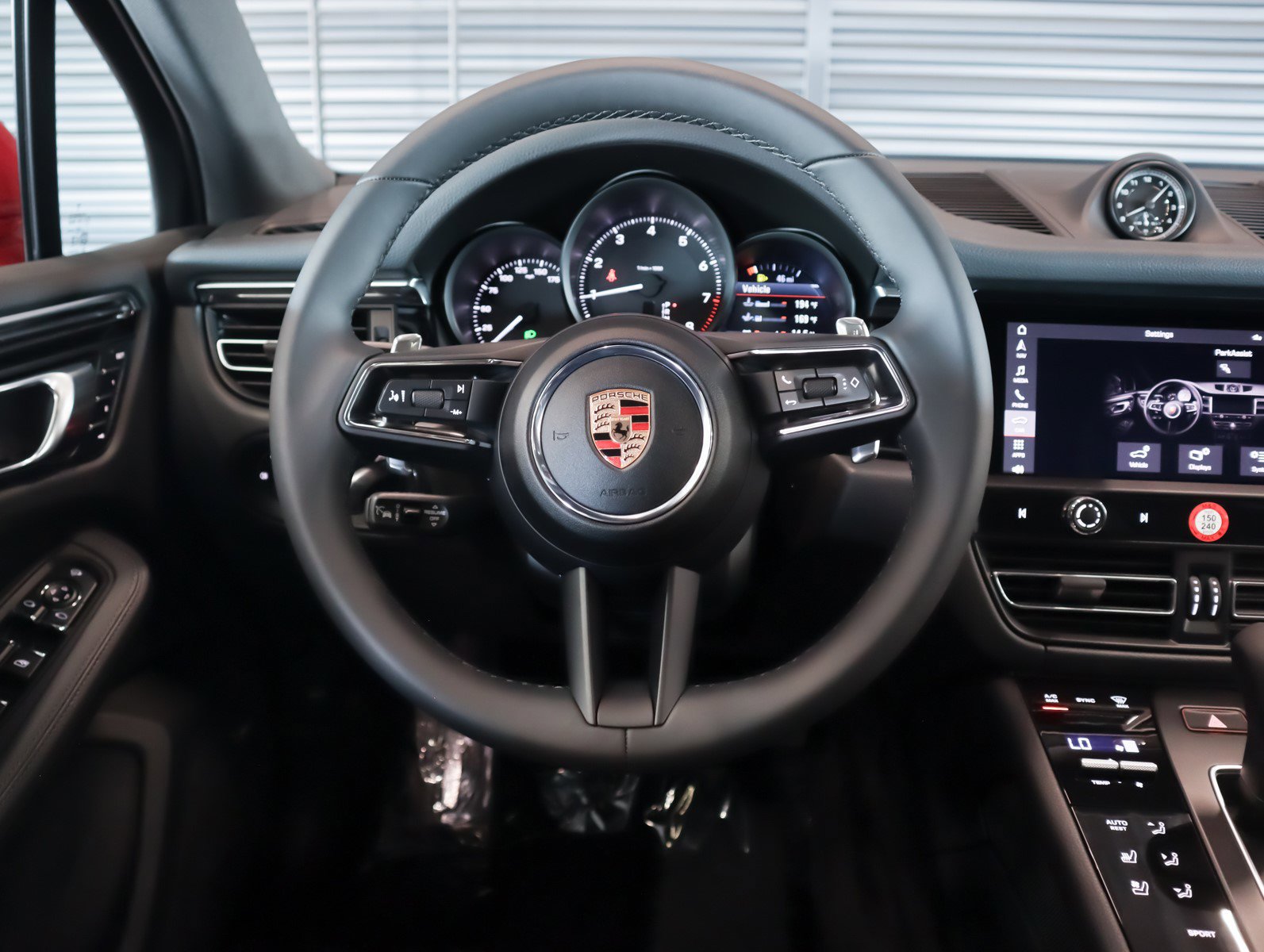 2025 Porsche Macan T photo 16