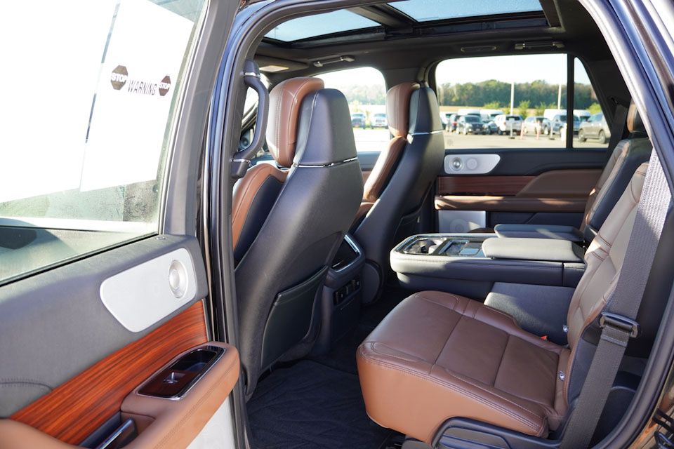 2024 Lincoln Navigator Reserve Luxury Monochromatic photo 18