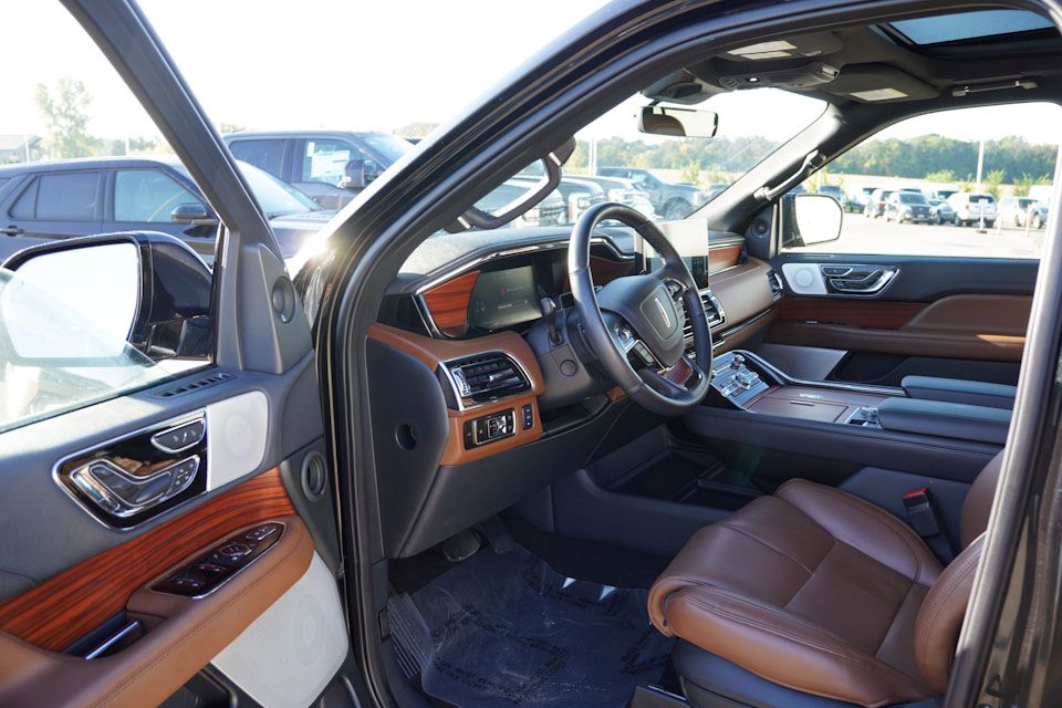 2024 Lincoln Navigator Reserve Luxury Monochromatic photo 15